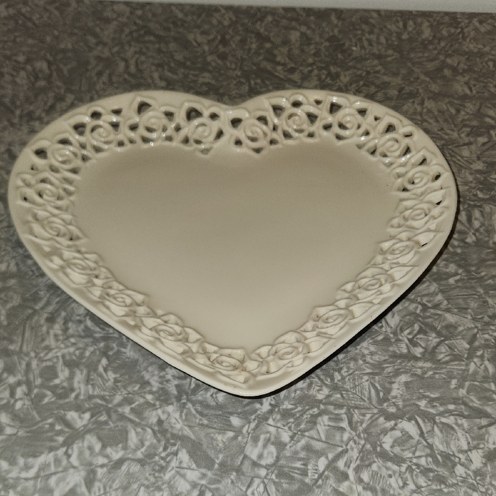 Elegant Cream Heart-Shaped Lace Plate - Picture 3 of 10